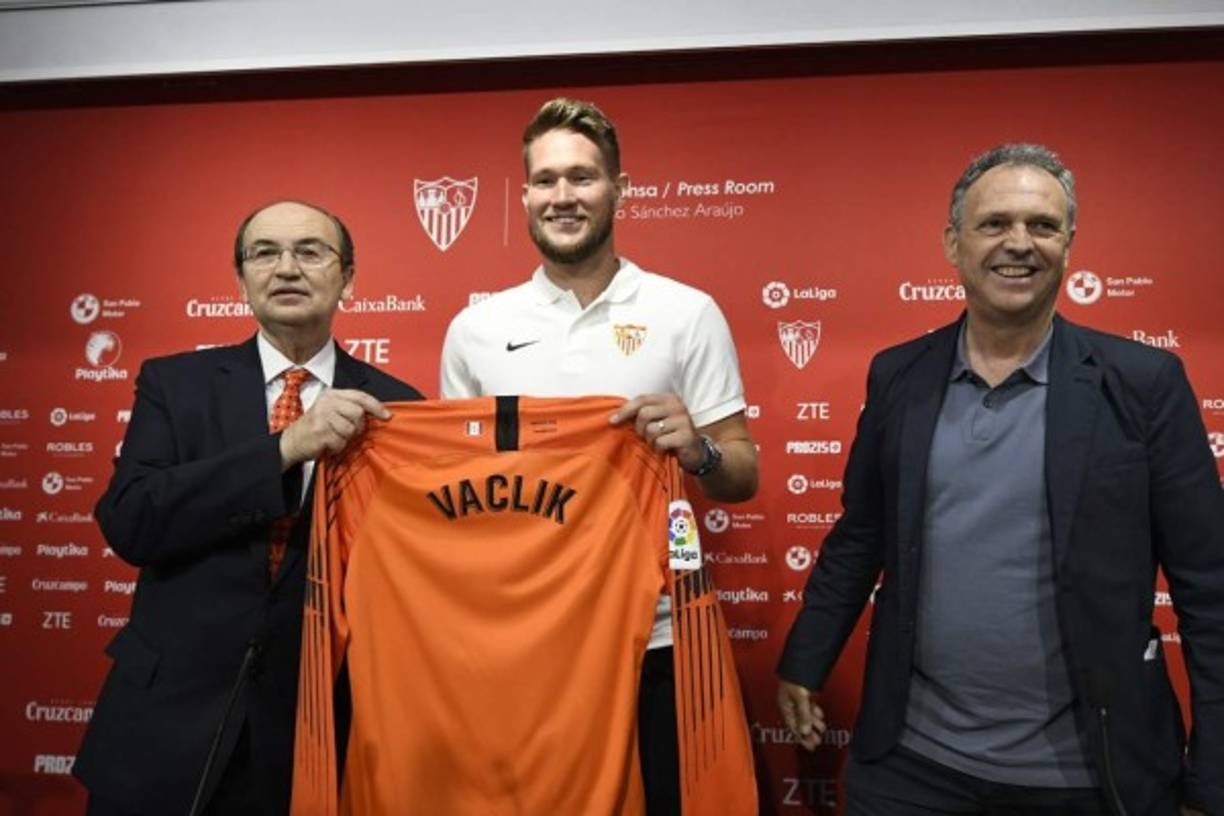 El portero checo Tomas Vaclik ha sido presentado como nuevo refuerzo del Sevilla. 'Es una gran oportunidad para mí. Estoy muy contento y es un orgullo poder formar parte de este gran club', ha dicho después de firmar hasta junio de 2021.