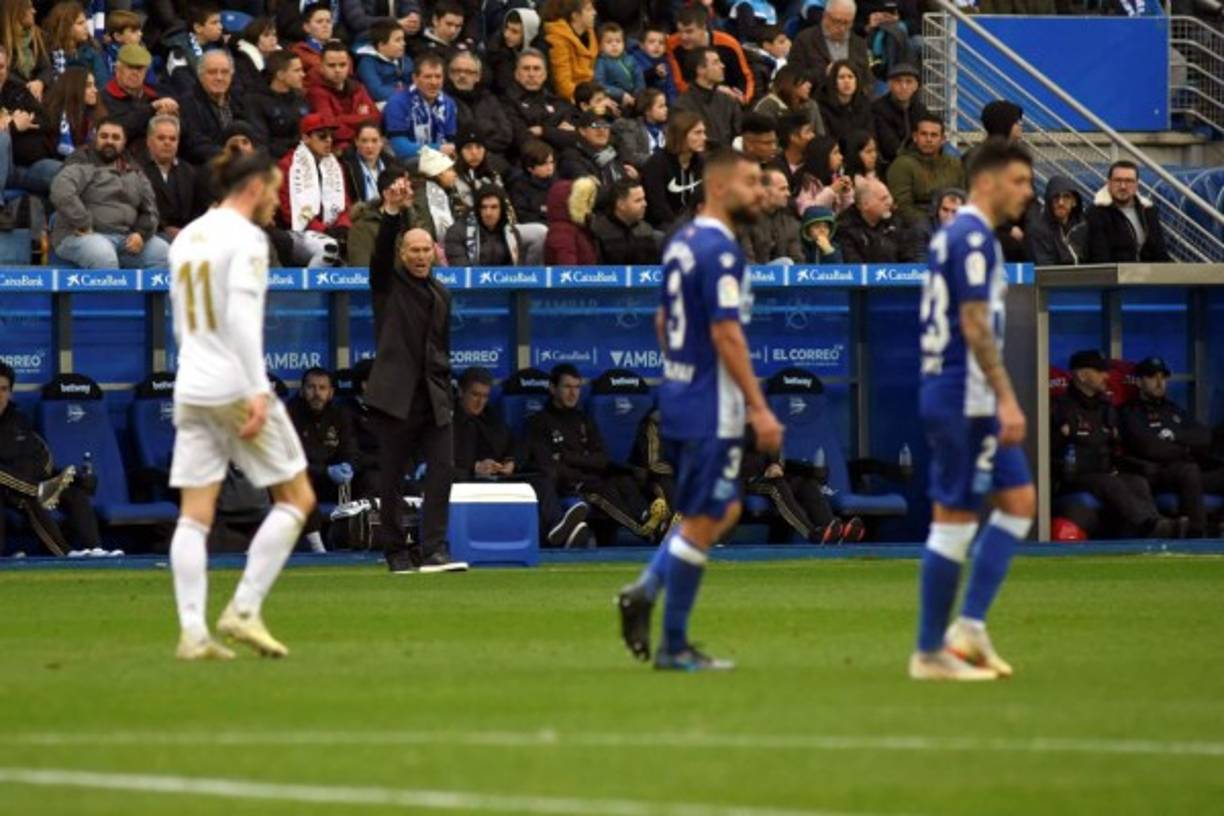 Zinedine Zidane dando indicaciones desde su banquillo.