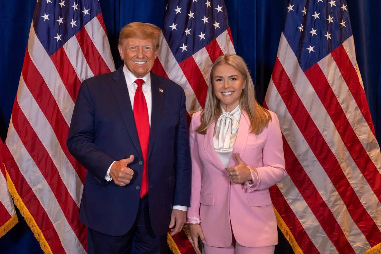  Leavitt trabajó como asistente de prensa en la primera Administración de Trump y, en 2022, se postuló para el Congreso en el estado de Nuevo Hampshire. Ganó las primarias republicanas del primer distrito, pero perdió en las elecciones generales frente al demócrata Chris Pappas.