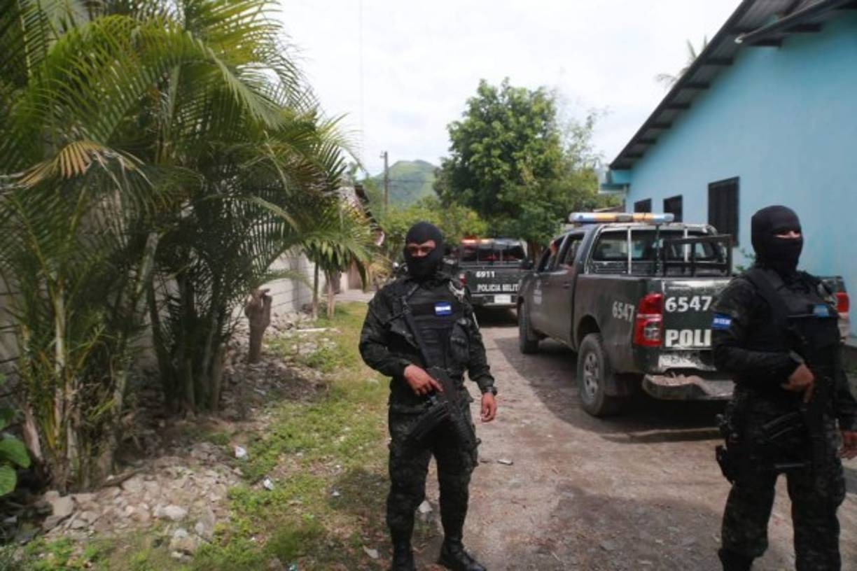 Medicina Forense realiza el levantamiento de los cadáveres.