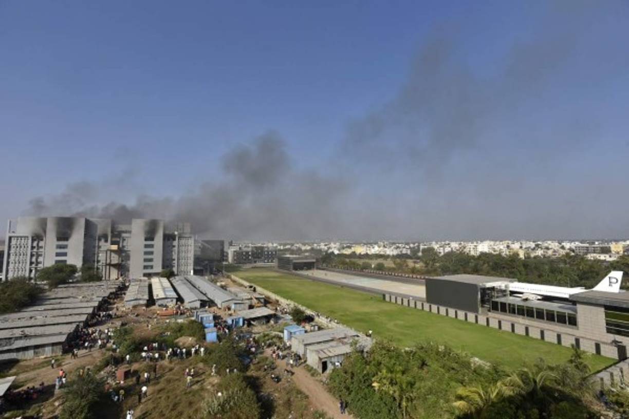 La empresa dijo que el incendio se originó en un lugar que está en obras, apartado de las instalaciones donde se fabrican las vacunas. Foto AFP