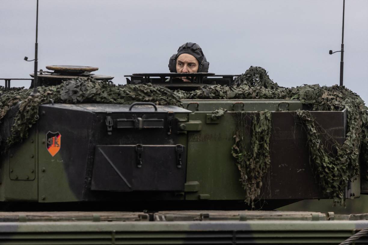 “Son conductores de tanque muy experimentados, que han venido aquí directamente desde el frente”, en Ucrania, donde luchan contra la invasión rusa, indicó el presidente polaco, Andrzej Duda, que los visitó el lunes en Swietoszow, en el suroeste de Polonia.