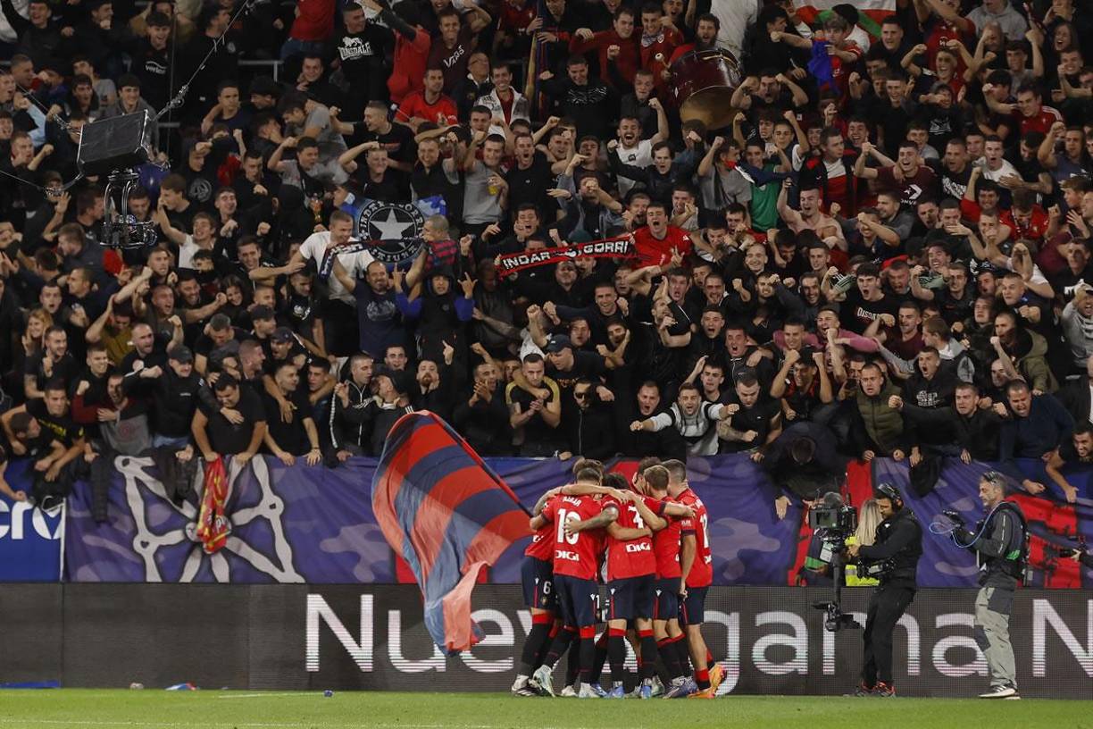 El estadio El Sadar fue una fiesta con cada gol del Osasuna. Así celebraron jugadores y aficionados el tercer gol.