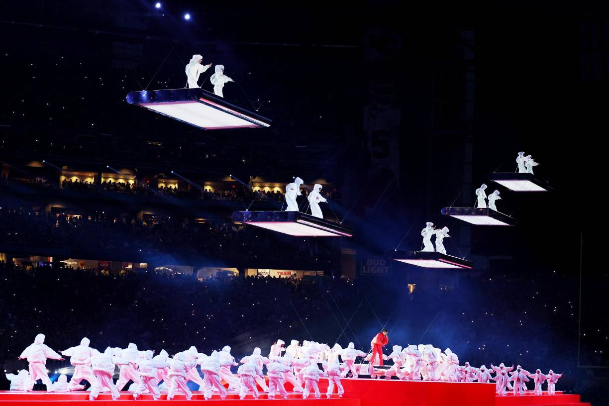 El público presente disfrutó una presentación coreográfica y musical en su totalidad, despertando el descontento de unos, por esperar más variedad en el espectáculo. En especial la presencia de artistas invitados, como ser Shakira y Eminen, que en el pasado han colaborado musicalmente con Rihanna.