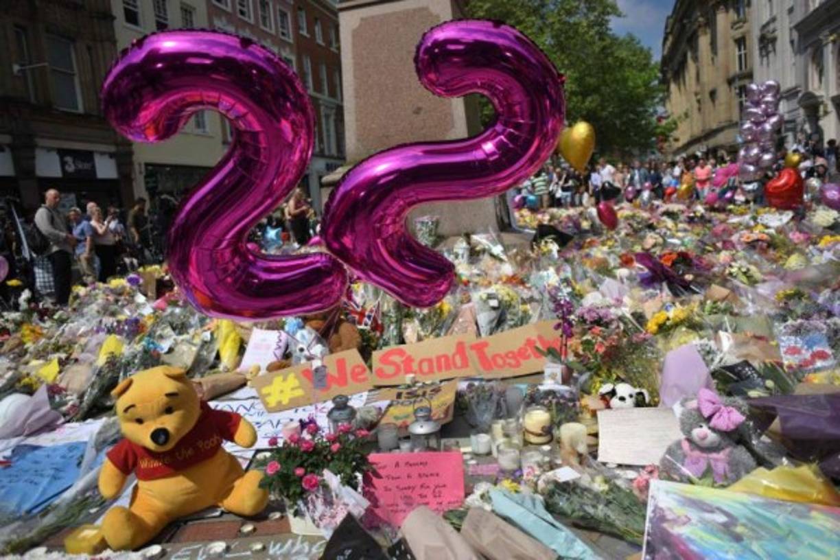 El autor del sangriento atentado de Manchester, Salman Abedi, estaba animado por un 'deseo de venganza' dijeron allegados de la familia. Su hermana, Jomana, de 18 años, le dijo al diario Wall Street Journal que estaba sorprendida por el ataque y que pensaba que Salman se había visto impulsado por lo que veía como injusticias. 'Creo que vio a niños, niños musulmanes, muriendo en todas partes. Vio los explosivos que Estados Unidos ha hecho caer sobre los niños en Siria, y quería venganza', dijo la joven.