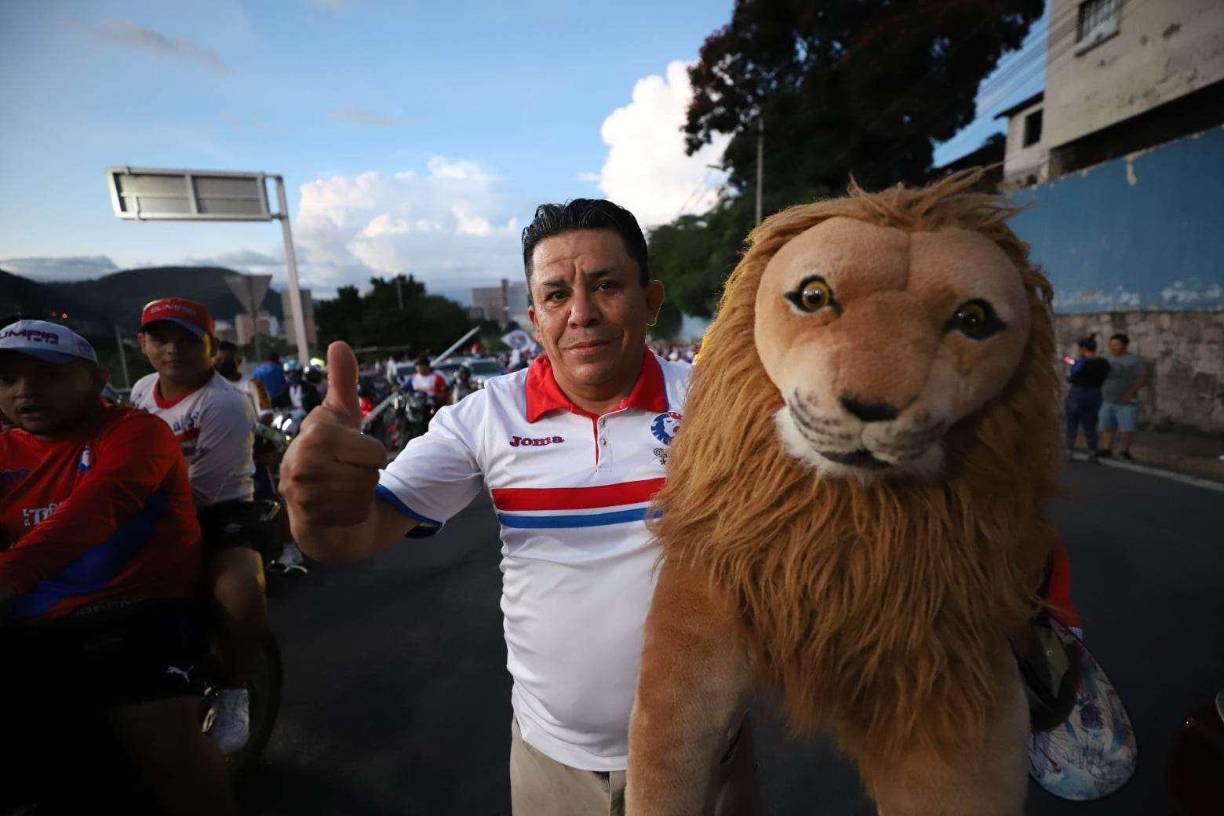 Este aficionado llegó al escenario deportivo con un gigante peluche de León.