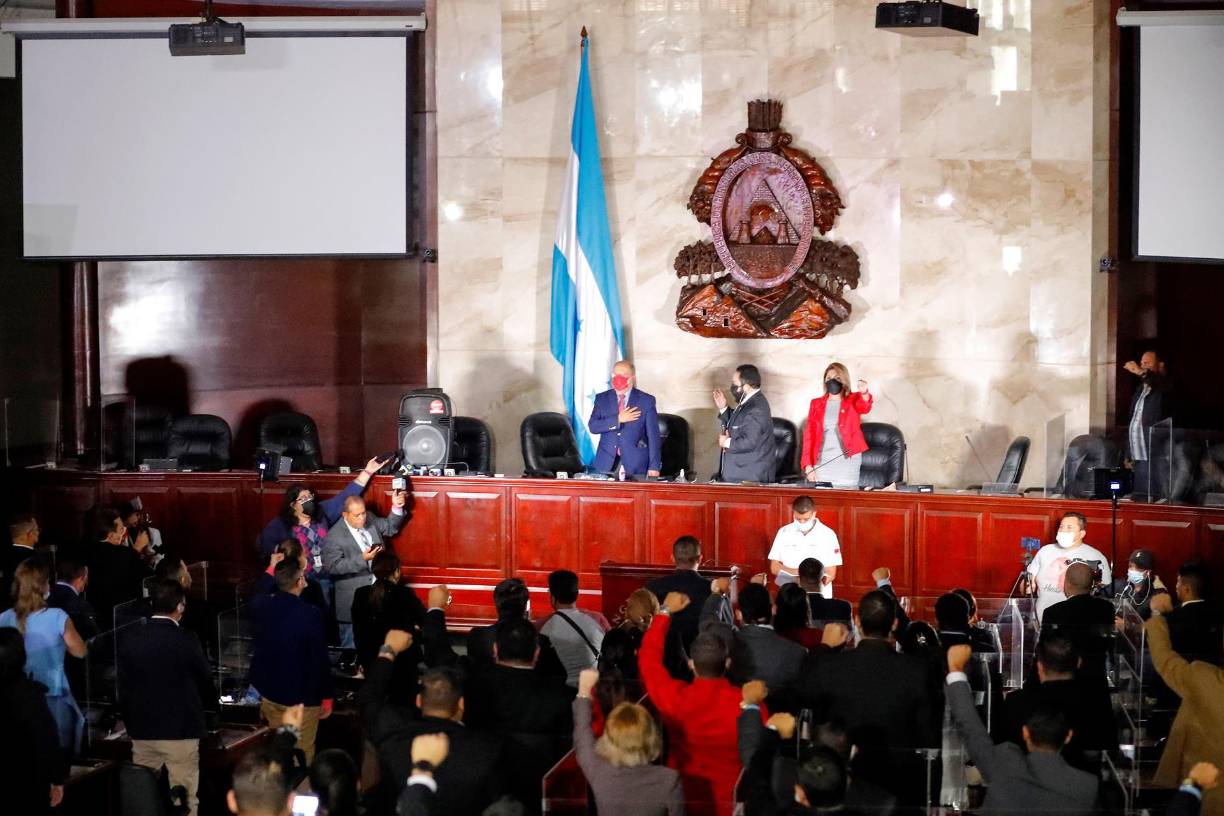 Medios de comunicación internacionales destacan la nueva crisis política en el poder legislativo de Honduras desatada tras la juramentación de dos juntas directivas en el Congreso Nacional luego de que un grupo de disputados del Partido Libertad y Refundación (Libre) de la presidenta electa Xiomara Castro rompieran una alianza de hecho con el Partido Salvador de Honduras (PSH).