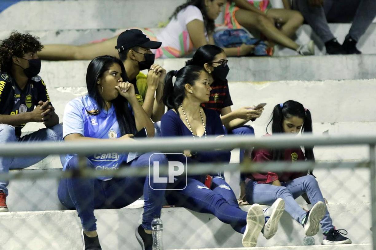 En las gradas del Morazán se encontraba la árbitra hondureña Shirley Perelló, quien es hermana del portero del Real España, Michael Perelló, y pareja sentimental del preparador de porteros de Marathón, Víctor Coello. ¿A quién apoyó?