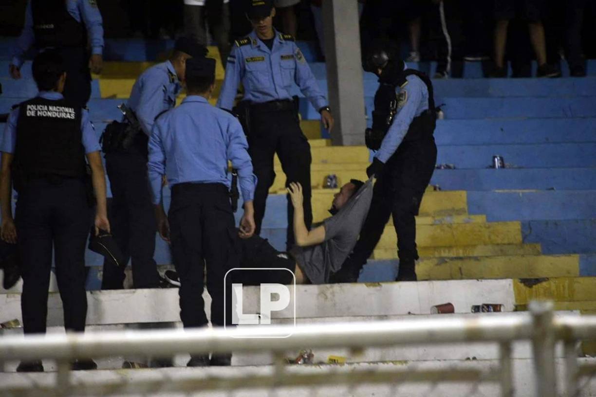 Así arrastró un elemento policial a este aficionado en las graderías del estadio Morazán.