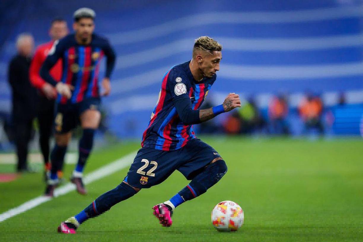 Atacantes: Raphinha, el brasileño ha tomado protagonismo desde la baja de Dembélé.