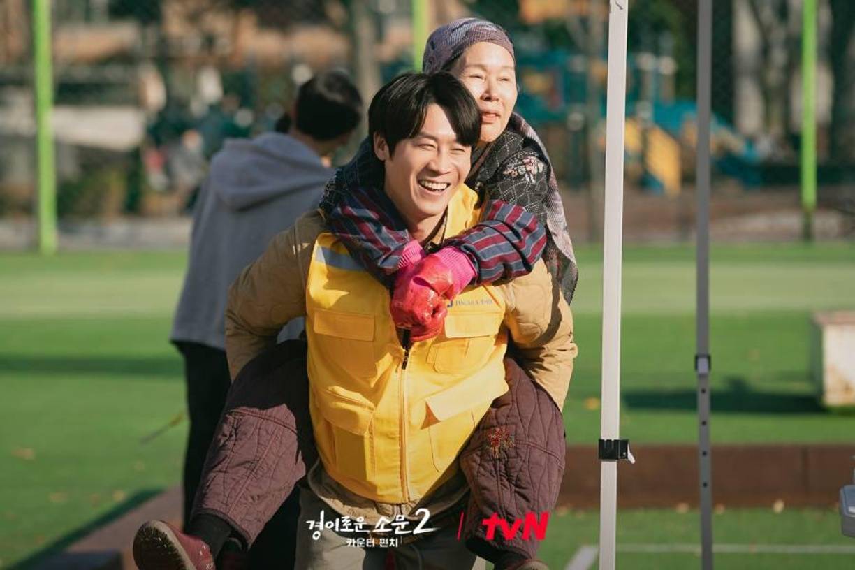 Según medios locales, <b>fue trasladada a un hospital tras sufrir un paro cardíaco</b>, pero los médicos no pudieron reanimarla y fue declarada muerta en el centro médico. Nacida el 8 de marzo de 1944 en Corea del Sur, <b>Lee Joo-shil </b>inició su carrera artística en 1964 como actriz de doblaje y un año después debutó en el teatro, participando en producciones como <i><b>La muerte de un viajante</b></i> y <i><b>Macbeth</b></i>.