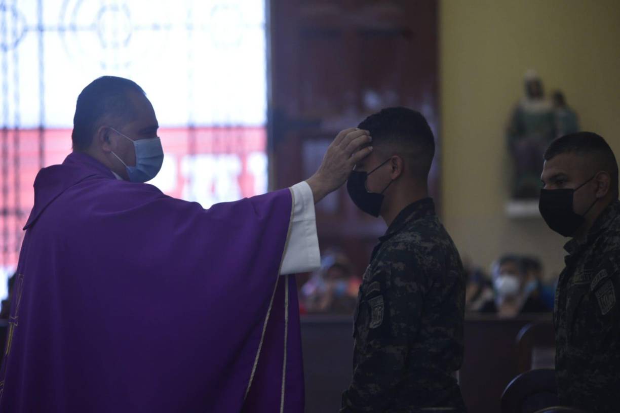 “Polvo eres y en polvo te convertirás además de recordar que el hecho de recibir cenizas tiene como objetivo reconocer que somos débiles, que vamos a tener un final y que necesitamos de la Pasión, Muerte y Resurrección de Jesús para poder llegar a vivir junto a él en el Reino de los Cielos”. 