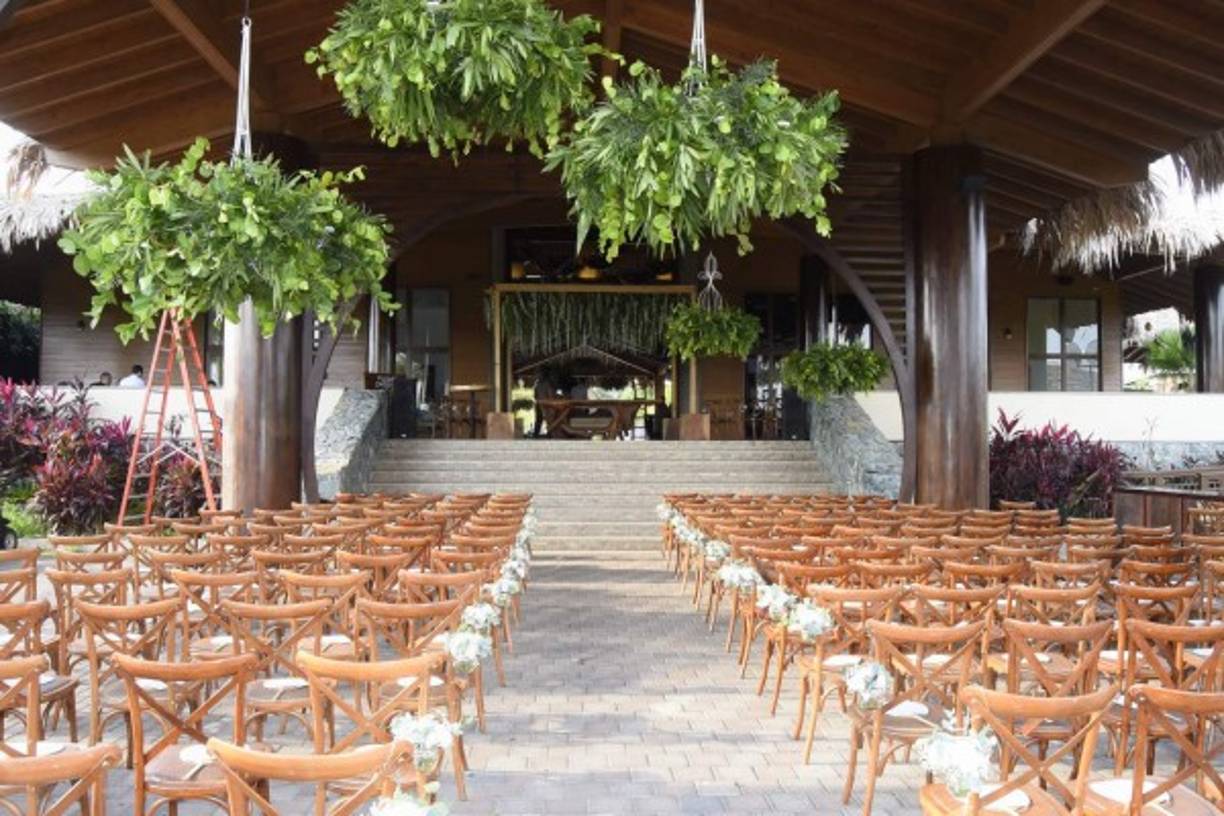 La ceremonia se festejó en el espectacular umbral de Indura Beach Resort.