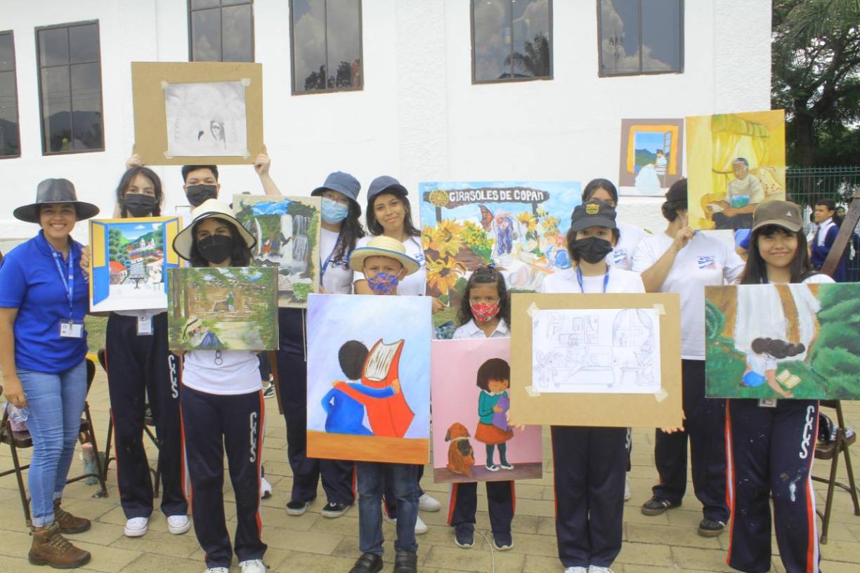 Los niños y adolescentes del Centro Cultural Sampedrano hicieron cuadros de pintura durante algunas horas; los resultados fueron magníficos.