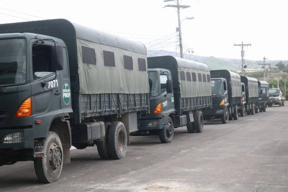 La Policia Militar desplegó este viernes equipo logístico con vehículos de carga pesada hacia la zona norte por la emergencia climática. 