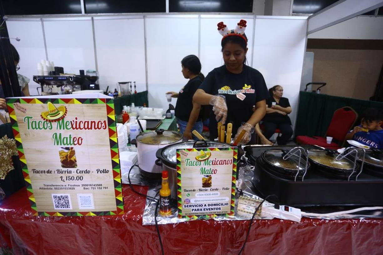 ¿Qué pueden encontrar en el bazar navideño? Tacos mexicanos hechos al instante.