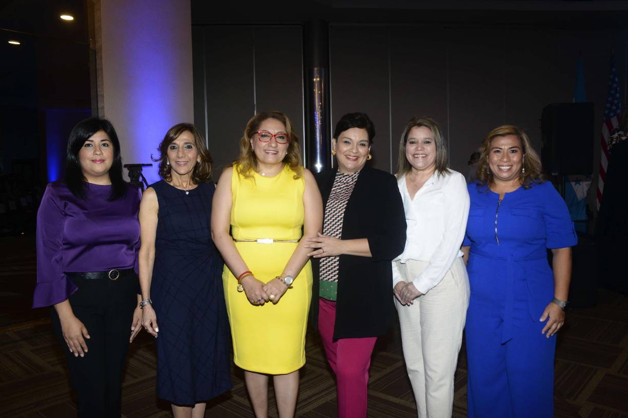 Gladys Ramírez, Diana Faraj, Sonia Mejía, Elisa Pineda, Mirna Rivera y Ruth Amaya
