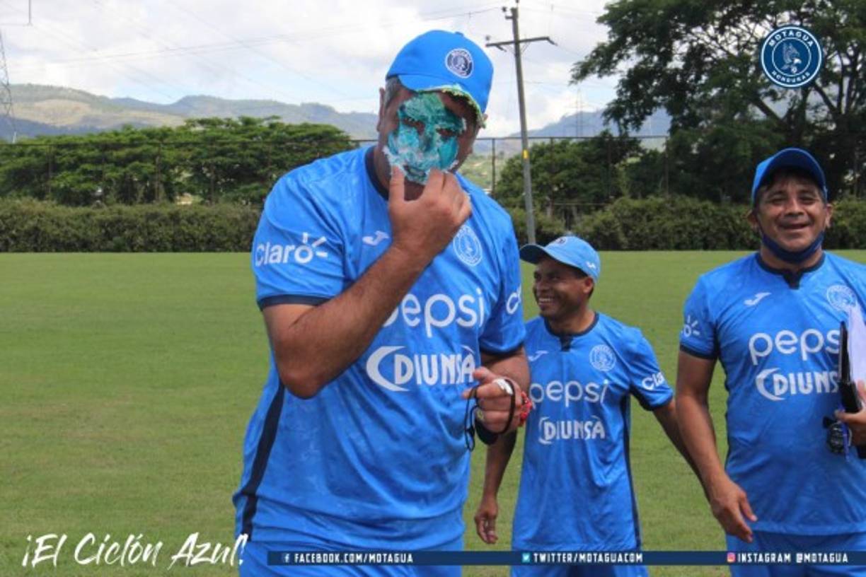 El entrenador de los motagüenses con su rostro lleno de pastel tras el tortazo.