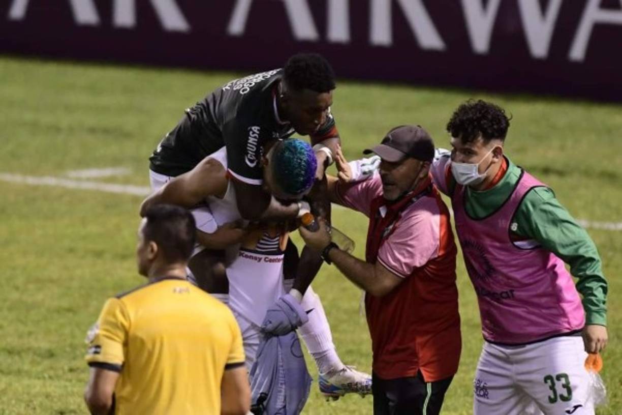 Kervin Arriaga marcó el segundo gol del Marathón y todos fueron a felicitarlo.