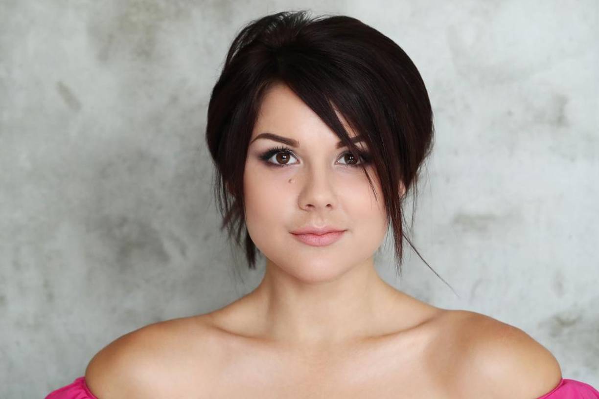 Corte Pixie con volumen:Gala González, conocida por su estilo vanguardista, recomienda un corte pixie con volumen en la parte superior. Este estilo añade altura y suaviza las líneas de la mandíbula.