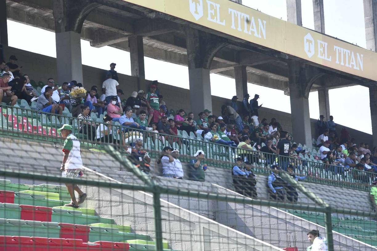 Los aficionados llegaron a las grades del estadio Yankel Rosenthal.