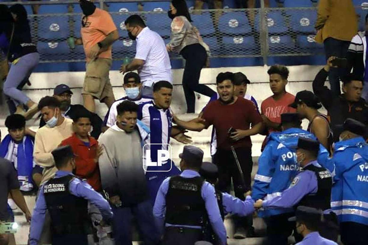 Por un mal entendido los policías comenzaron a golpear a los aficionados.