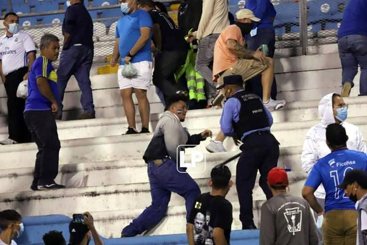 Los miembros policiales comenzaron a agarrar a ‘toletazos’ a los aficionados en las gradas.
