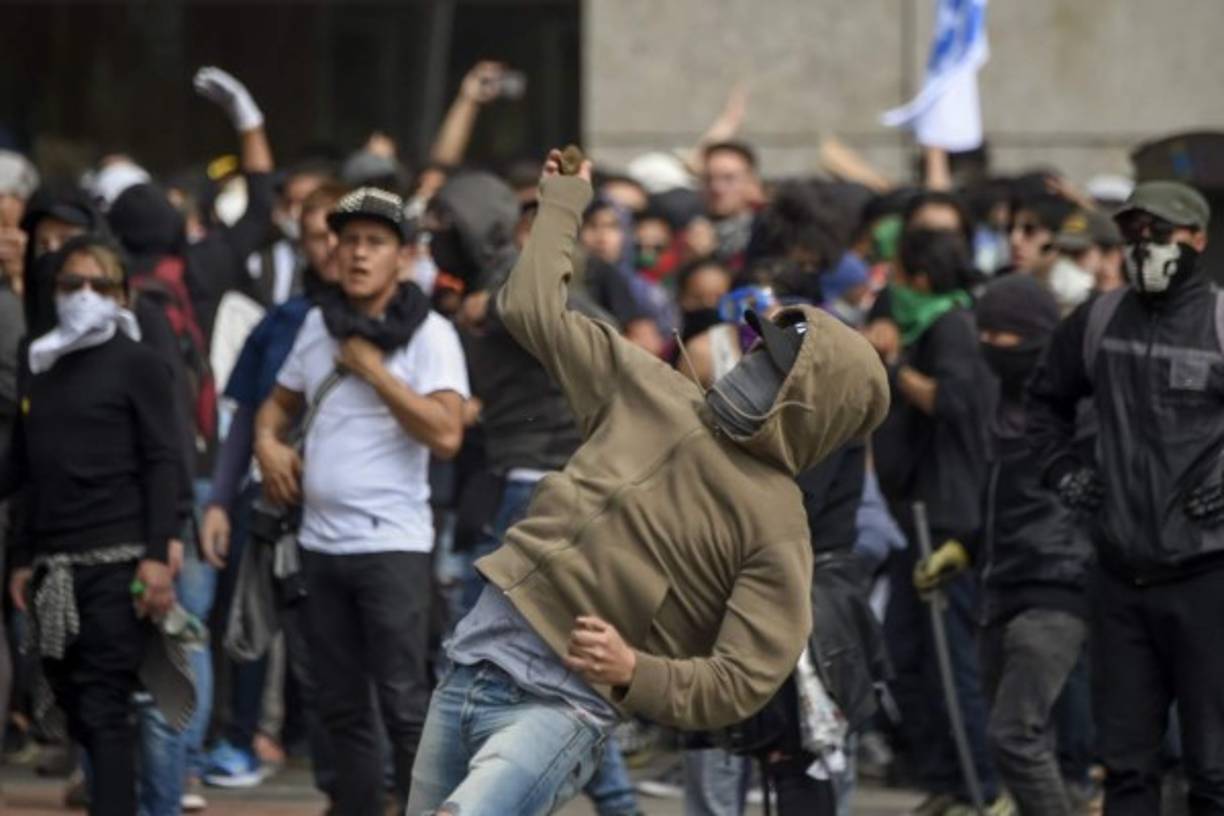 Los vándalos arrojaron piedras y cócteles molotov contra los policías y también arrancaron las mallas instaladas por las autoridades para proteger la fachada de edificios históricos del centro de la ciudad, así como la estatua del Libertador Simón Bolívar, ubicada en el centro de la plaza.