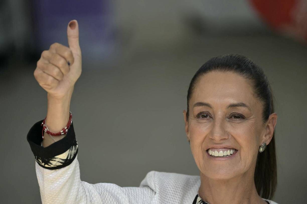 Sheinbaum estudió física en la Universidad Autónoma de México (UNAM), donde obtuvo un doctorado en Ingeniería Energética y pertenece al Sistema Nacional de Investigadores, títulos por los que también es conocida como “la doctora”.