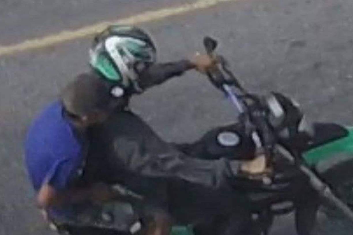 Las cámaras de seguridad captaron a los dos sicarios que atacaron a balazos a una mujer comerciante en la carretera CA-13 en la Ceiba.