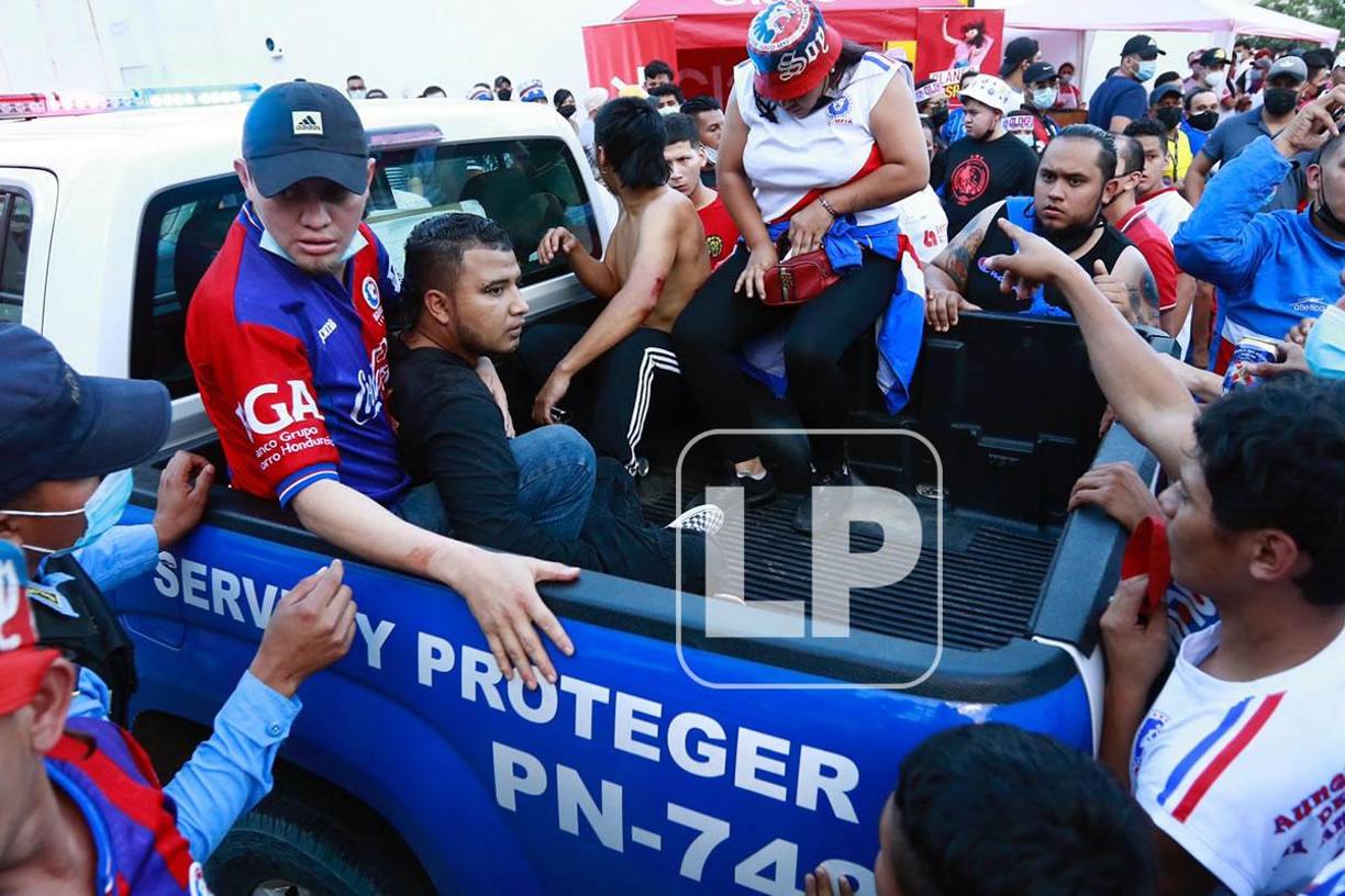 Estos aficionados del Olimpia fueron detenidos por la Policía Nacional.