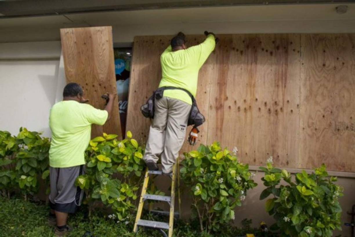 Los residentes comenzaron a asegurar puertas y ventanas de vidrio ante los fuertes vientos del huracán que ya comenzaron a azotar la Isla mayor de Hawai.