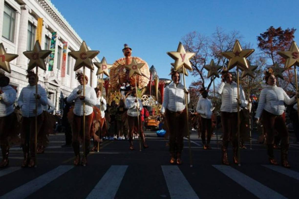 Los bailarines llenaron de color y ritmo el recorrido de más de 2 kilómetros en la ciudad de Nueva York.