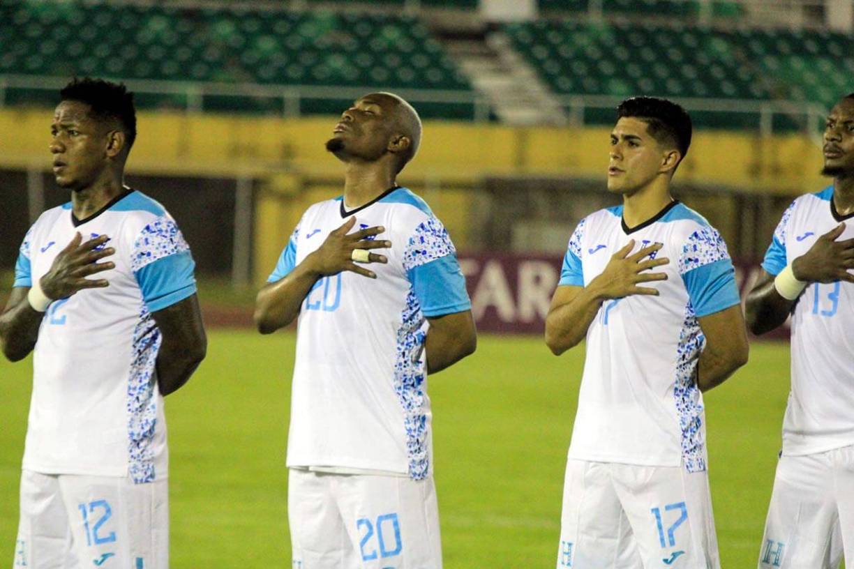 Los jugadores de la Selección de Honduras entonando el himno nacional. Se ve que Deiby Flores siente mucho la camiseta de la ‘H‘.