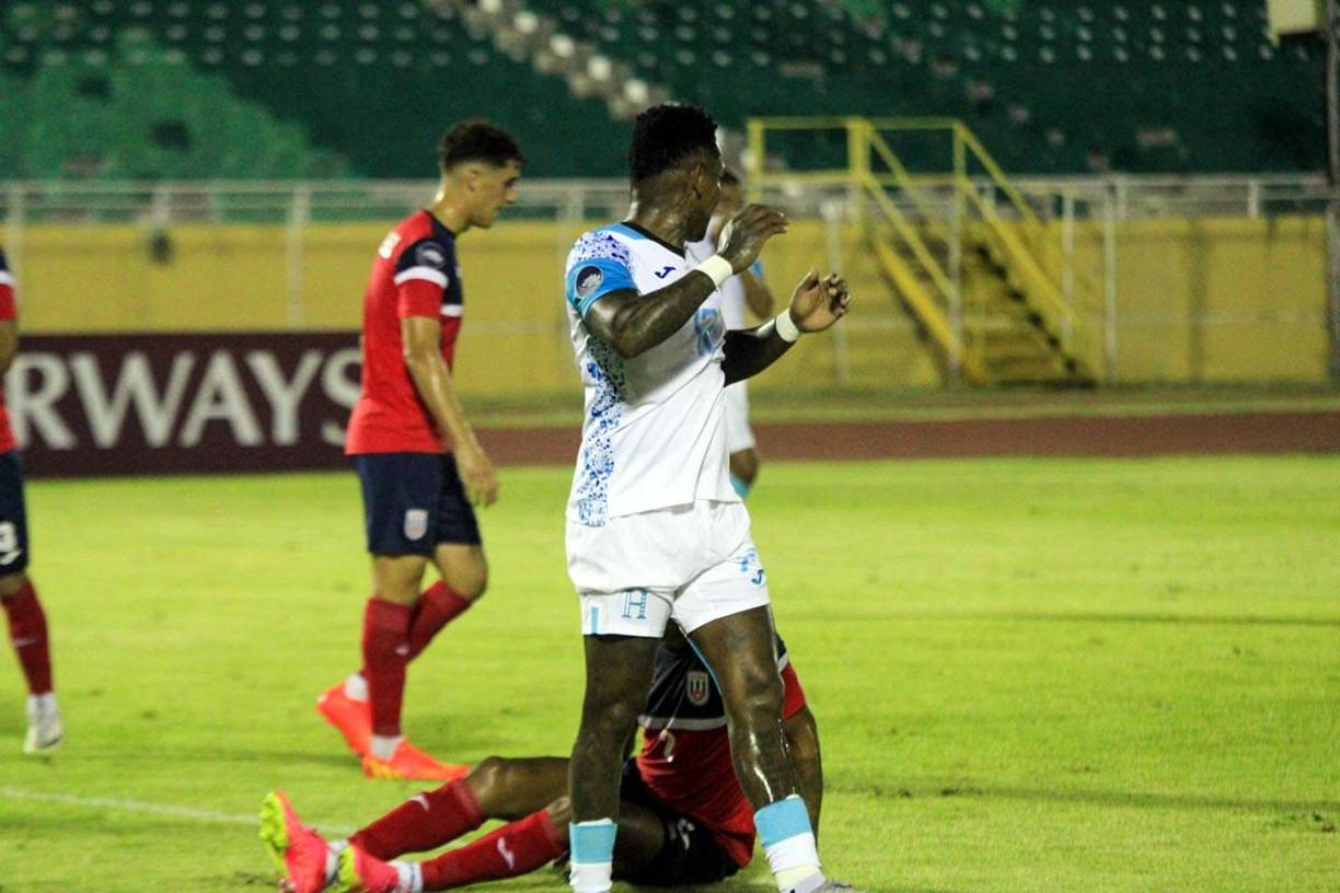 Romell Quioto se lamenta al no poder marcar frente a los cubanos.