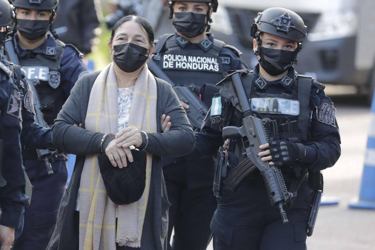 Honduras extraditó este martes hacia Estados Unidos a Herlinda Bobadilla, de 61 años, lideresa de un clan de presuntos narcotraficantes, que será sometida a juicio en una corte de Virginia.
