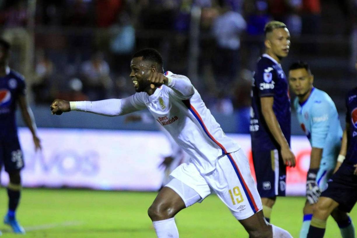 El colombiano Yustin Arboleda, que dio la asistencia para el 1-0 del Olimpia, corre a celebrar el gol.