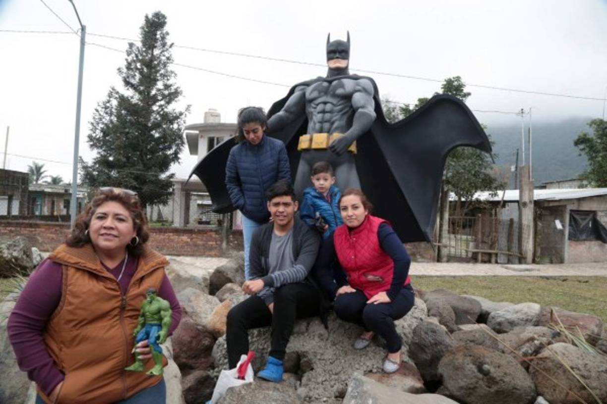Batman se alza vigilante y protector con los visitantes.