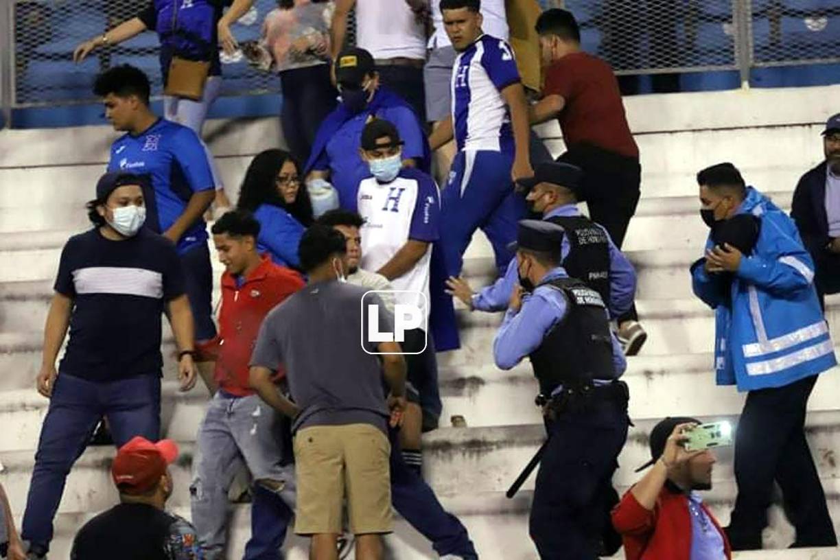 Al final del partido, se registró un bochornoso acto de parte de la Policía que comenzó a agredir a los pocos aficionados que estaban en las gradas.