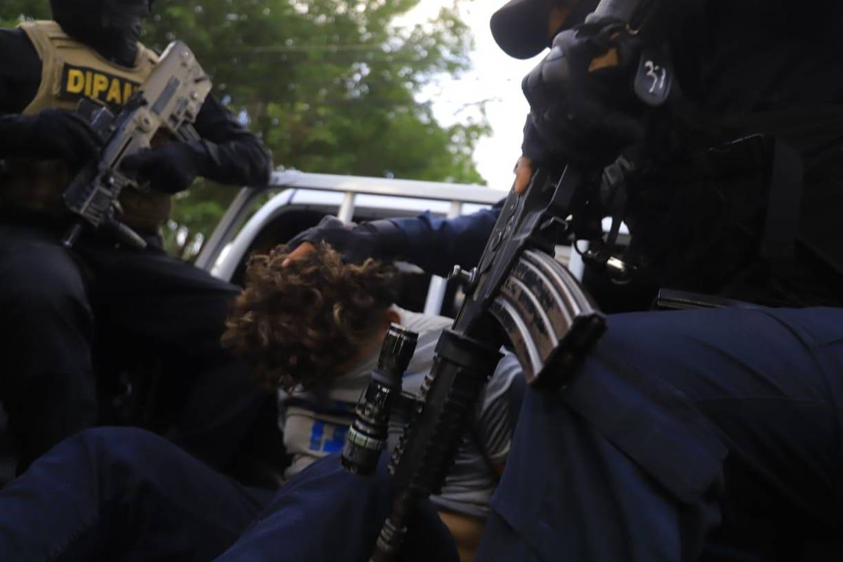 Señaló que el quinto detenido, conocido con “Ranger”, es un pandillero del Barrio 18 que tiene orden de captura por el delito de secuestro agravado en perjuicio de varias personas.