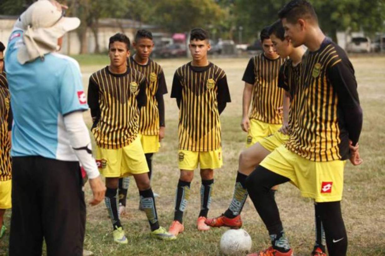 El joven jugador Allan Ferro (centro) de 17 años fue subido al primer equipo del Real España a petición del entrenador uruguayo Martín 'Tato' García.