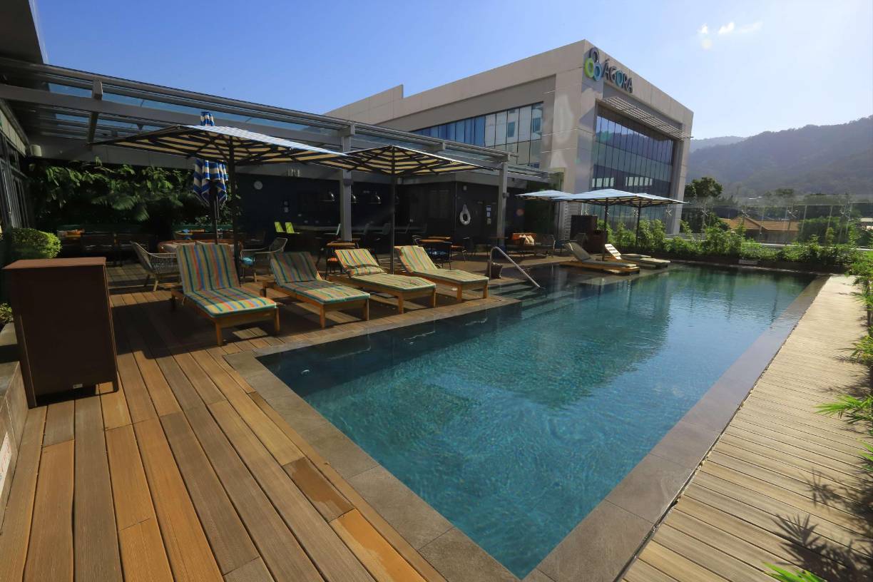 Este es uno de los hoteles más modernos y con un concepto industrial, está ubicado en la avenida Circunvalación, en el Centro Comercial Agora. 