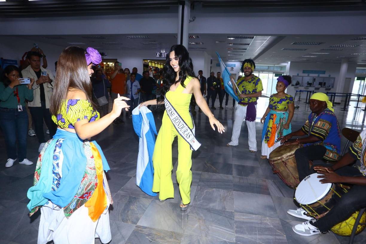 “A todos los quiero un montón, gracias por el apoyo, sin ustedes yo no estaría realizando este sueño, y esta <b>corona </b>no solo la porto yo, sino tambien un país completo y es bonito verlos a todos unidos”, concluyó.