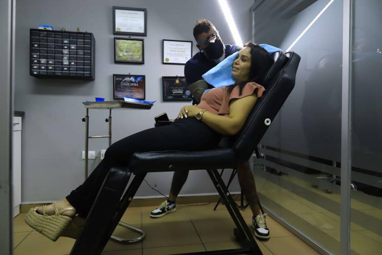 Las mujeres (seis de cada 10) son las que más se tatúan y habitualmente piden dibujos asociados con animales o frases de alguien especial. 