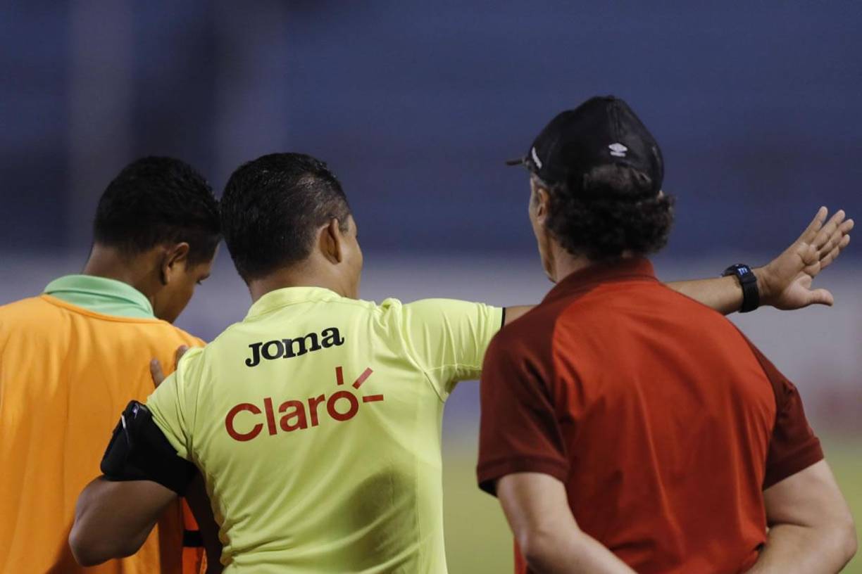 Armando Castro sacó del campo a un miembro del Marathón en los últimos minutos del juego por el tema de los recogepelotas y Pedro Troglio, enfadado, le dijo algo.