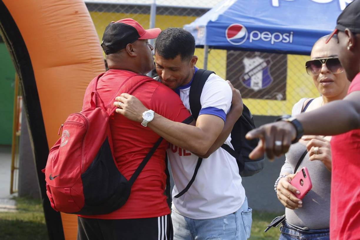 El exportero Noel Valladares no se perdió el partido benéfico en el estadio Humberto Micheletti.
