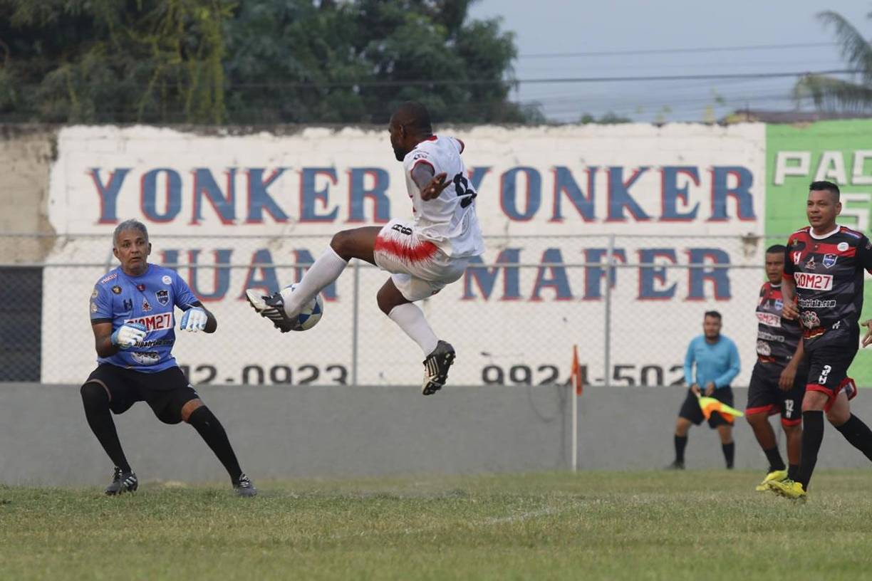 El tremendo salto de Milton ‘Tyson‘ Núñez para bajar ese balón. No pierde la calidad.