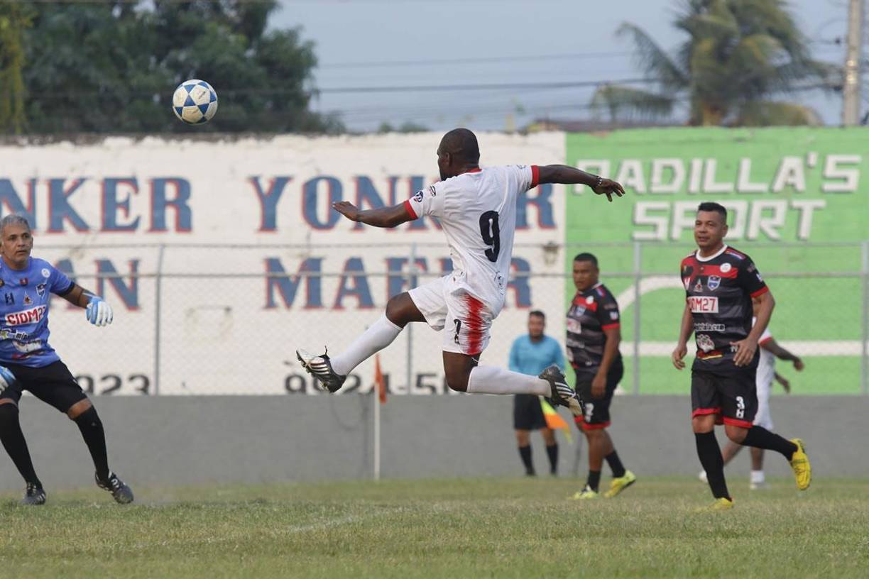 ‘Tyson‘ Núñez probó marcar con este remate de volea en el aire, pero el remate se fue desviado.