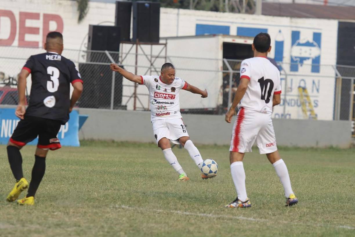 Wilmer Velásquez fue la gran figura del partido anotando siete goles para ganar por un abultado marcador de 11 goles a 0 contra el combinado ribereño.