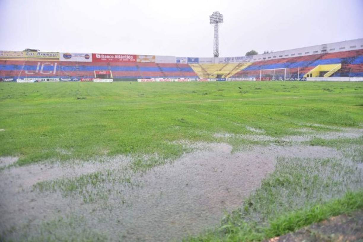 Parece una laguna la cancha del estadio Ceibeño.